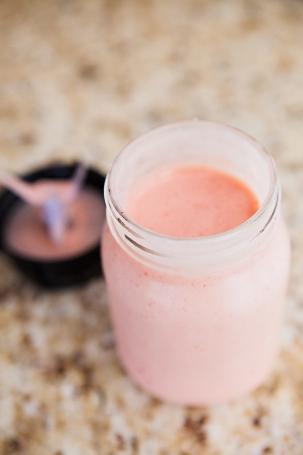 https://www.thepkpway.com/wp-content/uploads/2015/06/Mason-Jar-Smoothie-Hack-2.jpg