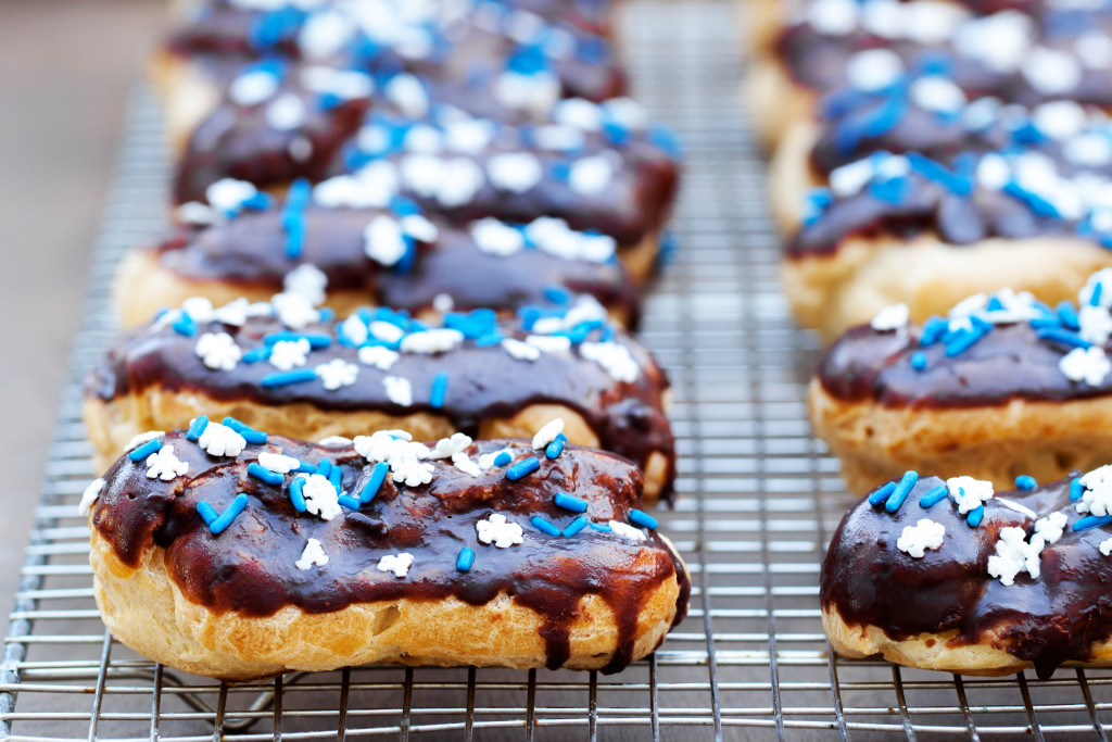 Easy and impressive éclairs with a little holiday flair for your holiday parties!