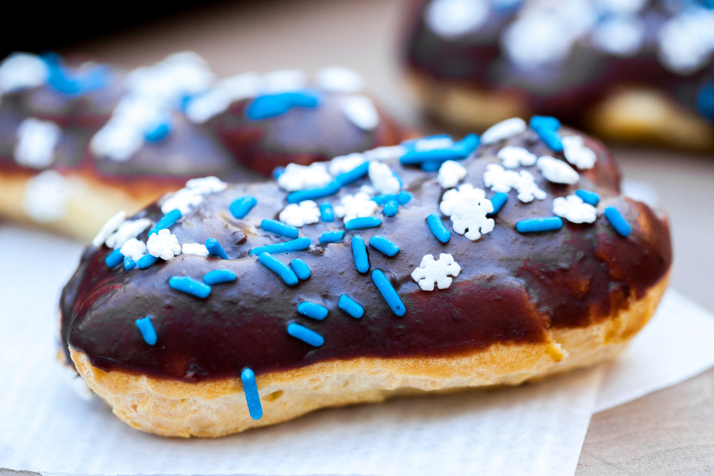 Easy and impressive éclairs with a little holiday flair for your holiday parties!