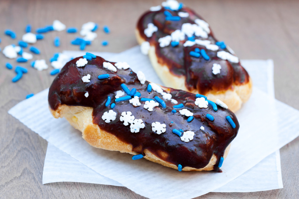 Easy and impressive éclairs with a little holiday flair for your holiday parties!