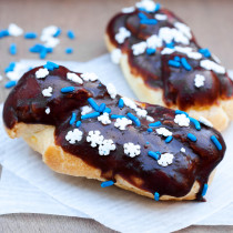 Easy and impressive éclairs with a little holiday flair for your holiday parties!