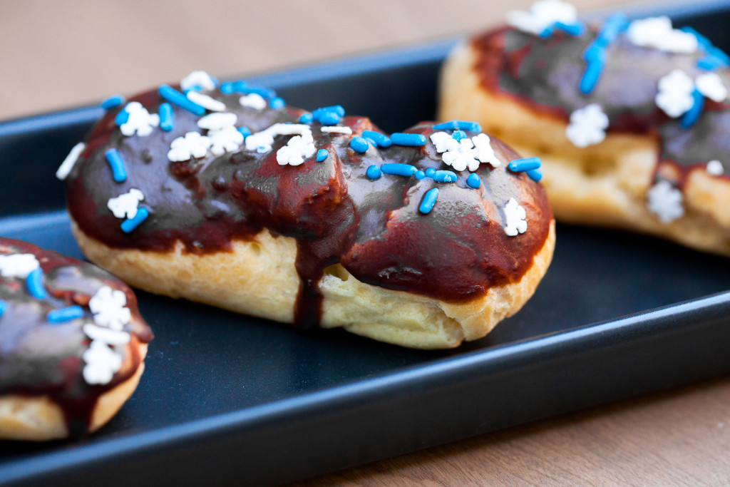 Easy and impressive éclairs with a little holiday flair for your holiday parties!