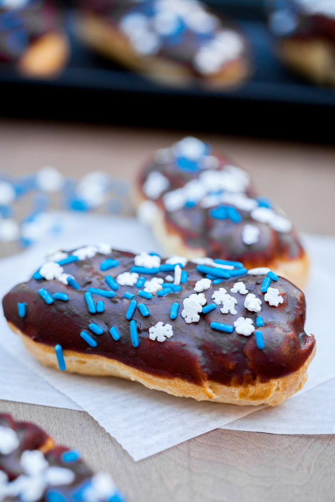 Easy and impressive éclairs with a little holiday flair for your holiday parties!