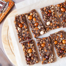 A chocolate base and M&M's® Coffee Nut give these Chewy Café Mocha Nut Bars an intense chocolate and espresso flavor, making them a fabulous and satiating snack.