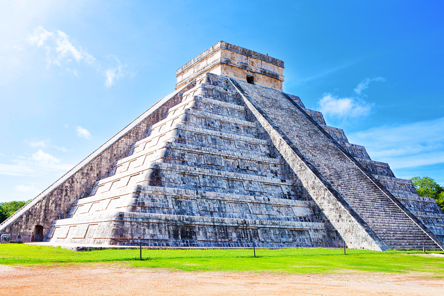 A glimpse into Chichén Itzá (Chichen Itza), an ancient Mayan town in Yucatán, Mexico.