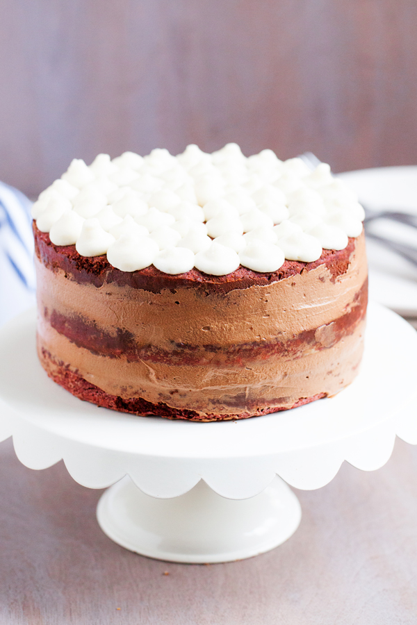 kombinace, tento červený sametový Espresso dort má tři lahodné vrstvy červeného sametového dortu, naplněné načechraným espressovým krémem mezi nimi a přelité sladkou a pikantní polevou ze smetanového sýra!