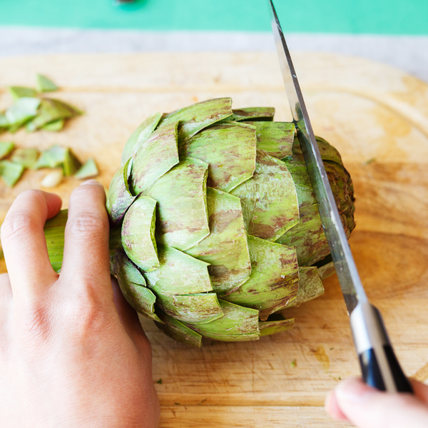 Trimming of the top leaves of an artichoke. 