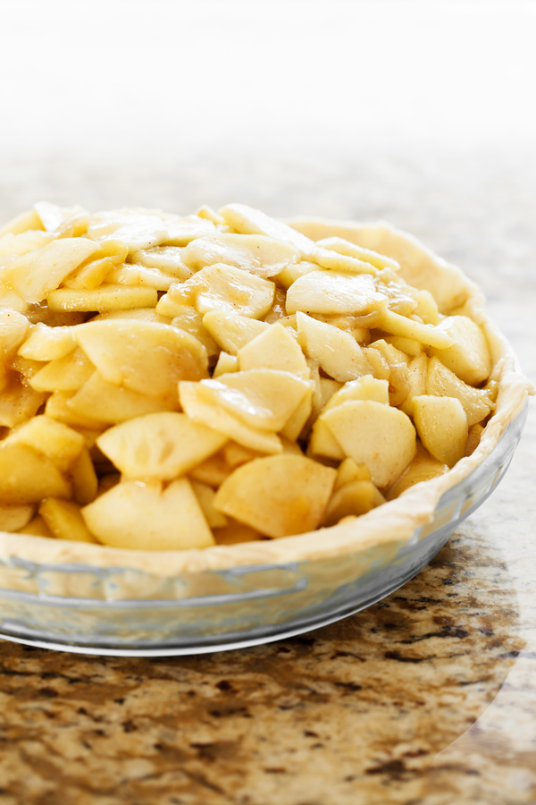 Preparation step for classic apple pie - Pie filling in crust