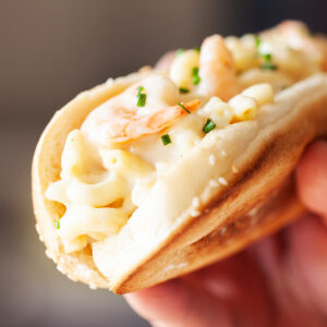 Shrimp macaroni and cheese in toasted buns